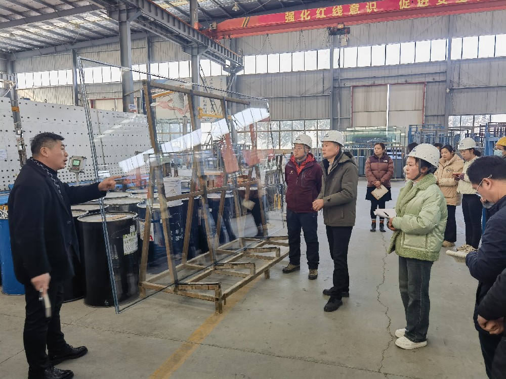 司楊千代玻璃廠召開質(zhì)量現(xiàn)場會強(qiáng)調(diào)品質(zhì)把控